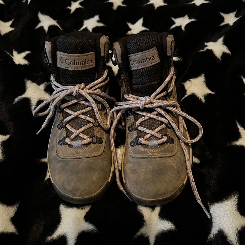 Columbia hiking shoes only worn once women’s size 6